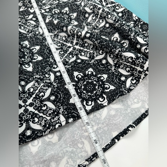 NWT Torrid cropped blouse sleeves top, size 3X, black white lattice print - Picture 12 of 14